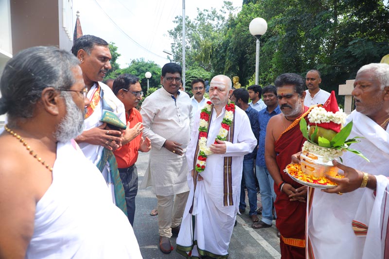 Sri Mulugu Ramalingeshwara Varaprasad Siddhanti was honoured with Jyotishyasastra Vignana Visharadha at Tummalapalli Kalakshetram, Vijayawada (31)